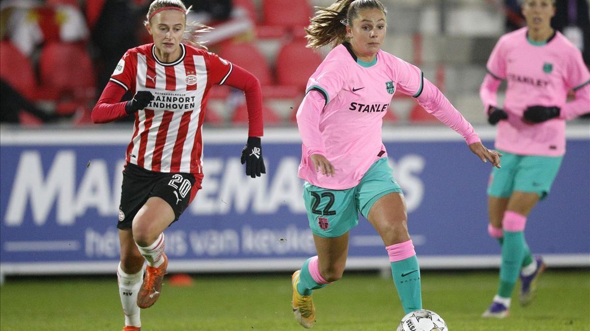 PSV s Dutch midfielder Julie Biesmans (L) and Barcelona s Dutch forward Lieke Martens fight for the ball during the UEFA women s Champions League football match between PSV women and FC Barcelona women at PSV Campus De Herdgang in Eindhoven  the Netherlands  on December 9  2020  (Photo by Jeroen Putmans   ANP   AFP)   Netherlands OUT
