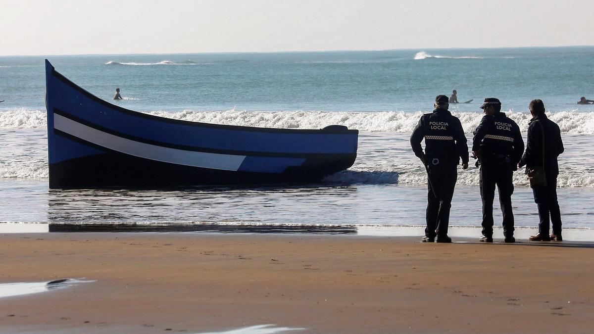 Llegan al puerto de Cádiz los cuerpos de los migrantes fallecidos en el naufragio de una patera.