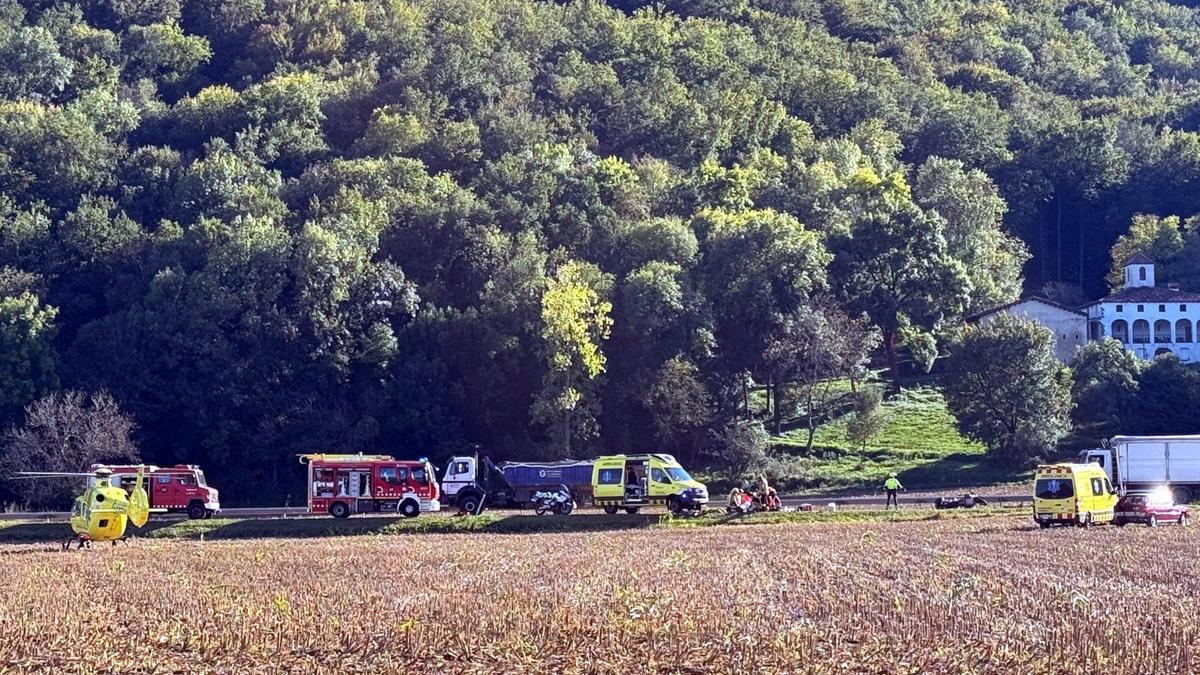Accident entre moto i cotxe a Sant Joan les Fonts, amb Bombers i SEM a la zona.