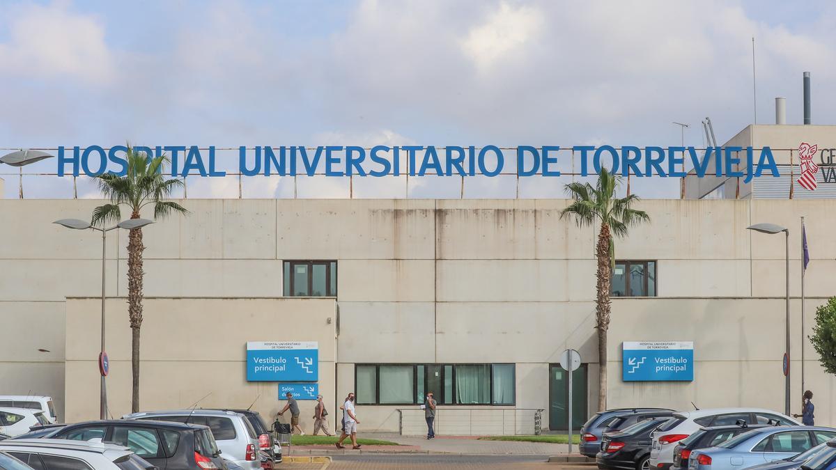 Imagen de la fachada principal del Hospital Universitario de Torrevieja