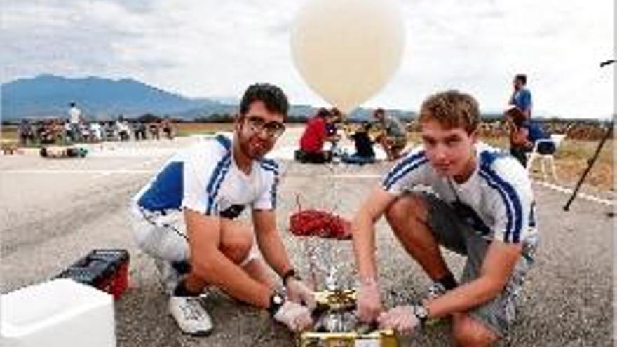 Aleix Coma i Lluís Portella minuts abans del llançament del Satestrat II.