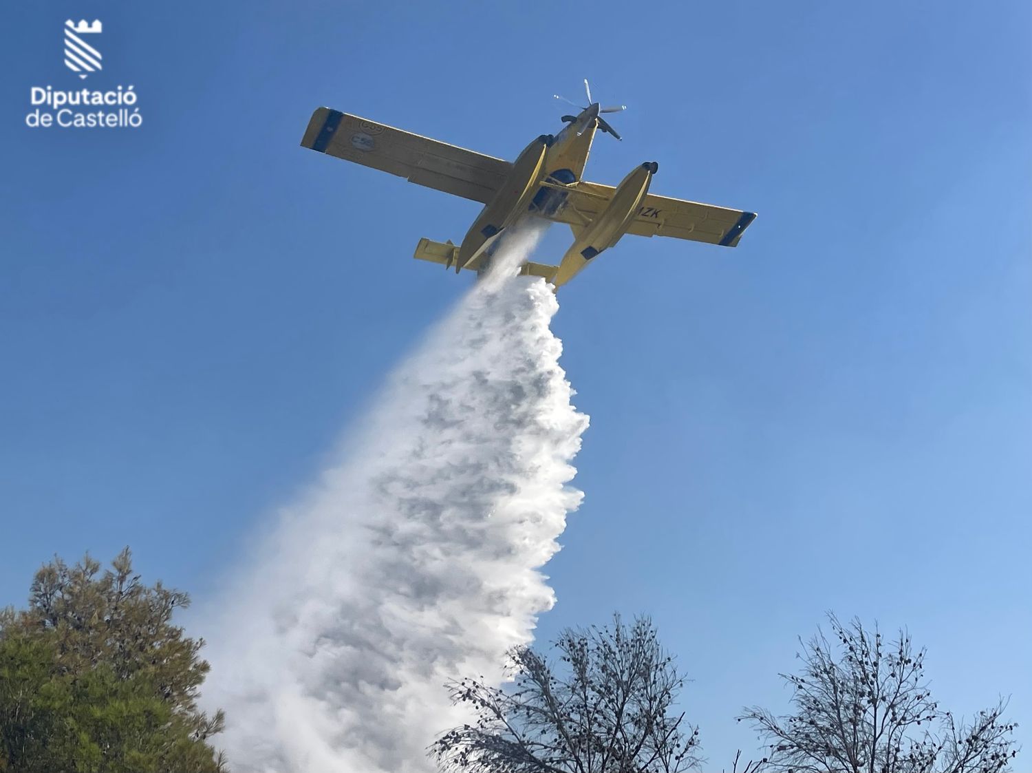 Lucha contra el incendio en el pantano de Sitjar, en Onda