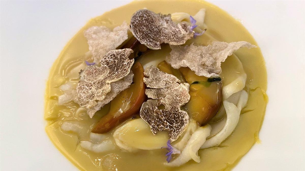 'Espardenyes' sobre una crema de 'ou de reig', plato de Paco Pérez para el menú de 15º aniversario del restaurante Enoteca.