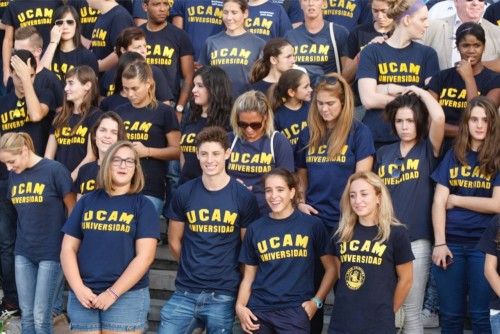 Ofrenda floral de los equipos de la UCAM en la Fuensanta