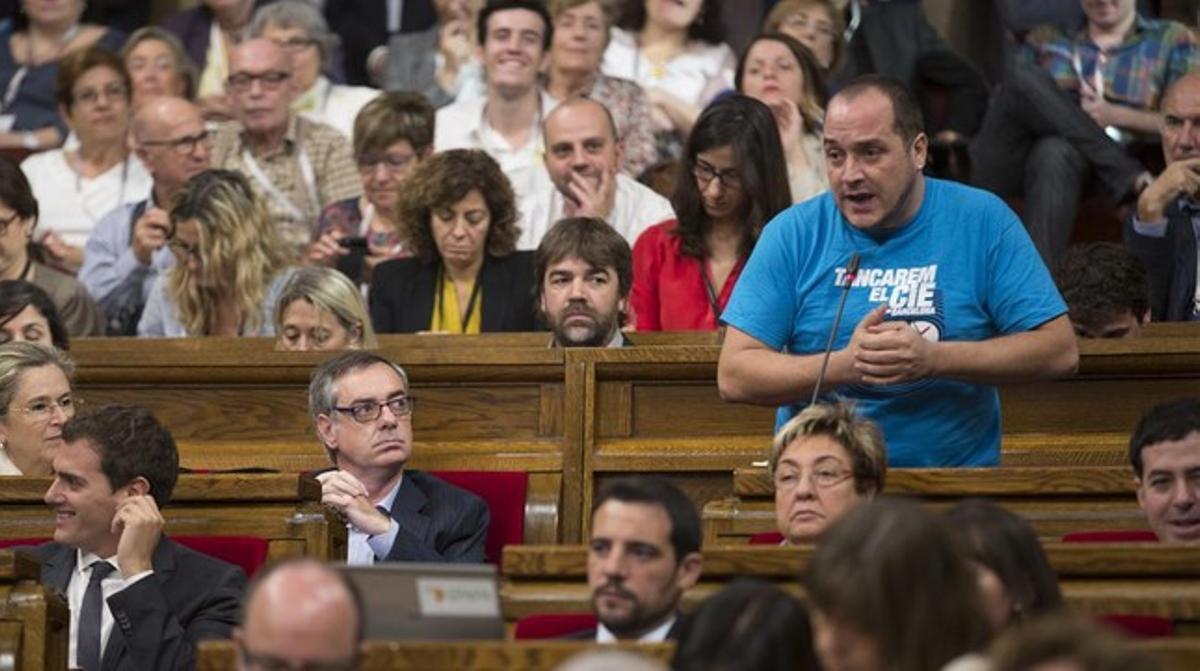 David Fernàndez, con una camiseta a favor del cierre de los Centros de Internamiento de Extranjeros (CIE), el 29 de octubre del 2014.