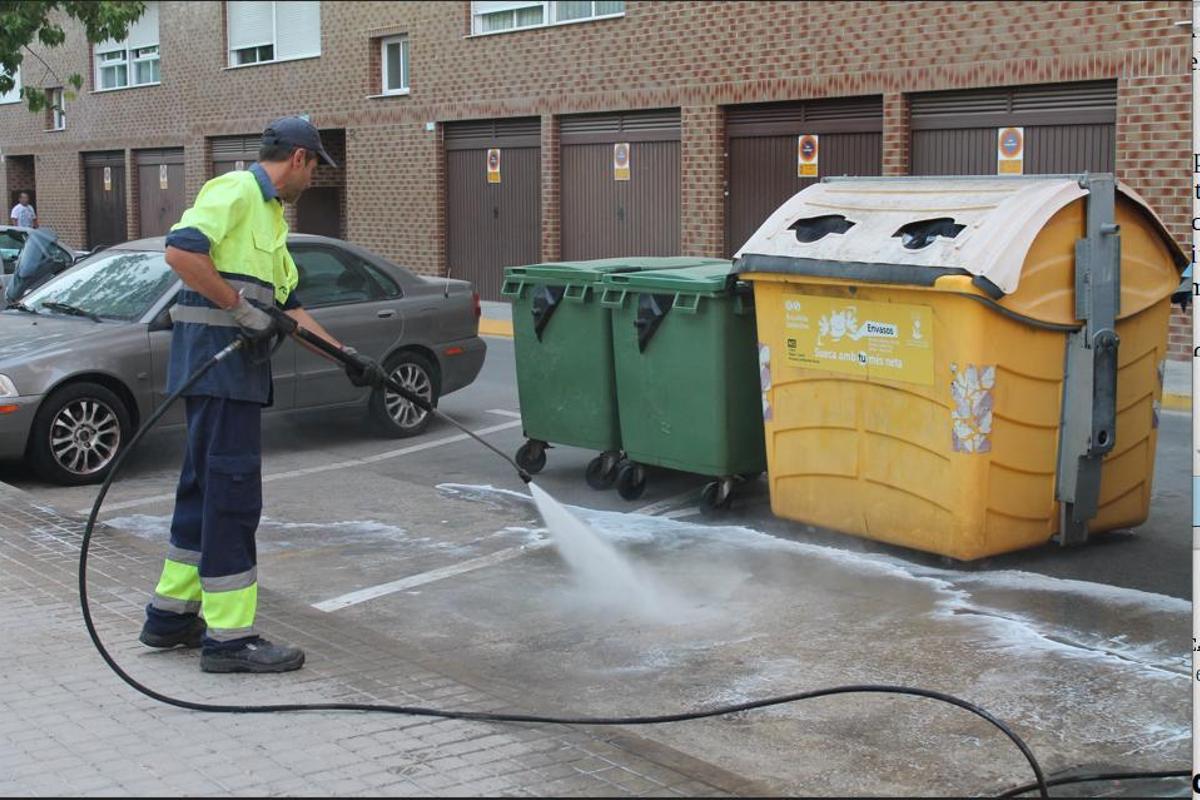 Un operari del servei de neteja en una imatge d'arxiu.