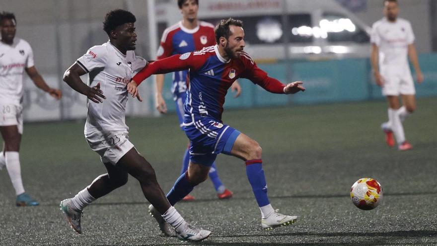 Álex Menéndez conduce el balón bajo la presión de Cissé.  | MIKI LÓPEZ
