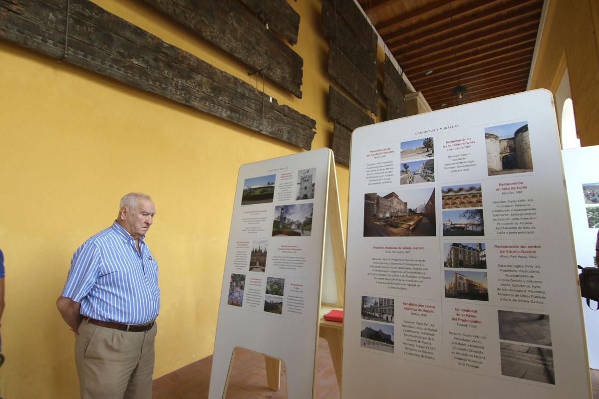 Exposición sobre patrimonio español en el patio de los Naranjos