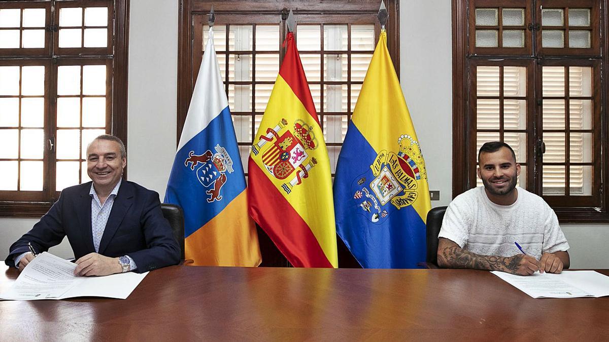 Miguel Ángel Ramírez y Jesé Rodríguez firman el contrato del futbolista con el club en la sede de la entidad amarilla en la calle Pío XII . | UDLP | | CARLOS DÍAZ-RECIO/UD LAS PALMAS