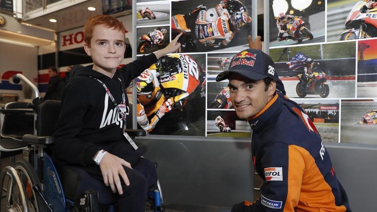 Dillon Chapman señala la moto de Dani Pedrosa, en presencia del tricampeón catalán, el pasado sábado, en el circuito británico de Silverstone.