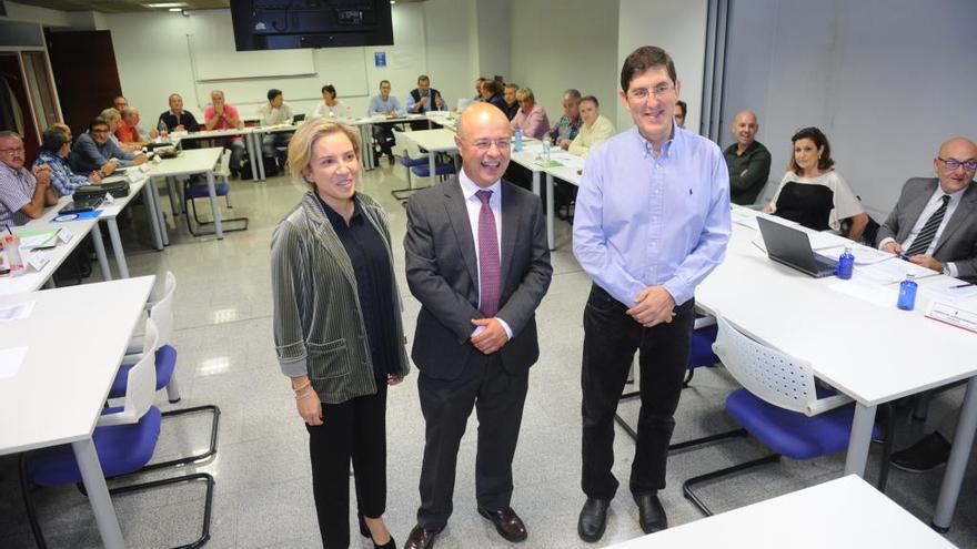 Adela Martínez-Cachá, Andrés Carrillo y Manuel Villegas posan al inicio de la Mesa General.