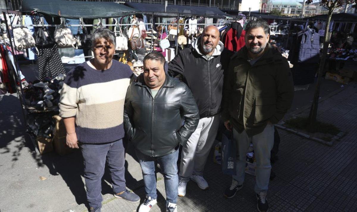 Un grupo de vendedores, ayer en Vilagarcía. | NOÉ PARGA