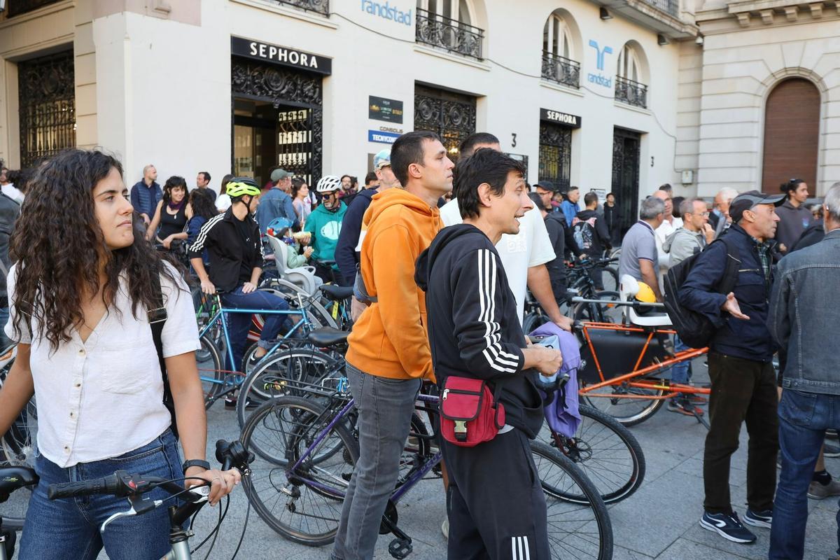 Decenas de ciclistas protestan en Zaragoza contra la obligatoriedad de contratar un seguro