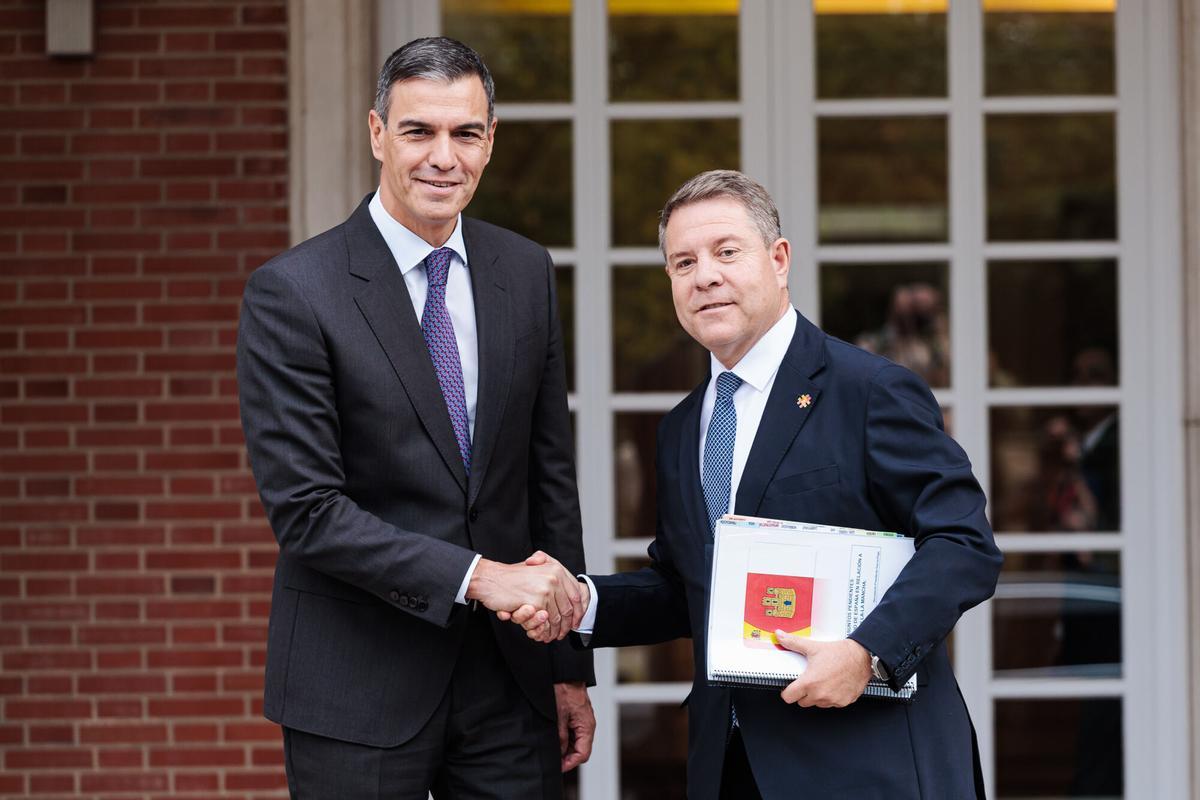 Pedro Sánchez saluda a Emiliano García-Page durante la ronda de reuniones con presidentes autonómicos en Moncloa, el 4 de octubre de 2024.