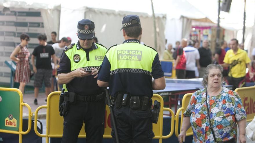 Xàtiva equipa a la Policía con chalecos de protección y salda una demanda histórica