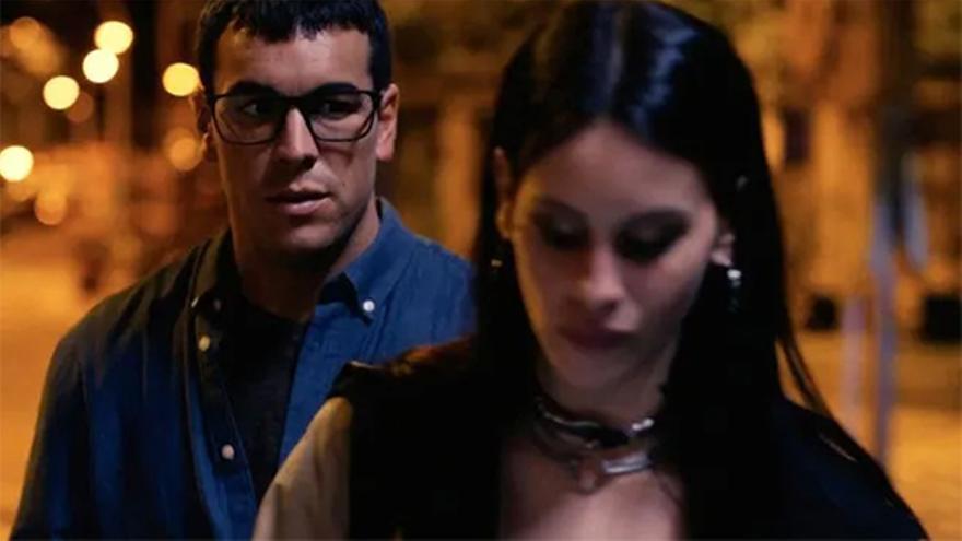 Escena amb els dos protagonistes del film, Mario Casas, a la pell del Dani, i Milena Smit, interpretant a Mila