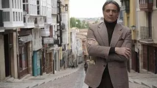 Michel Suárez, doctor en Historia Contemporánea: "Me cansa ver a los chavales en bermudas en el funeral de los abuelos"