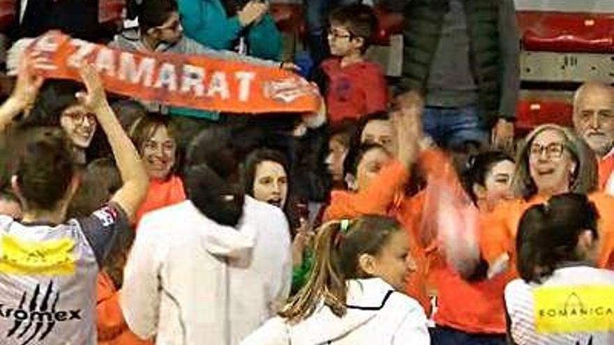 Las jugadoras del Quesos El Pastor celebran el triunfo con los aficionados naranjas.