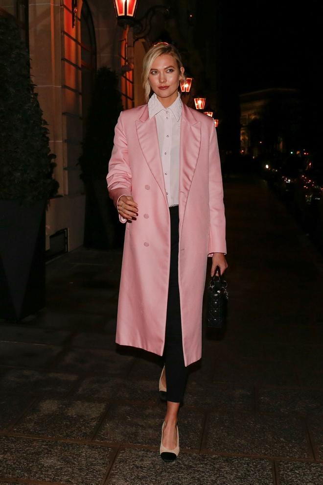 Karlie Kloss con trench rosa