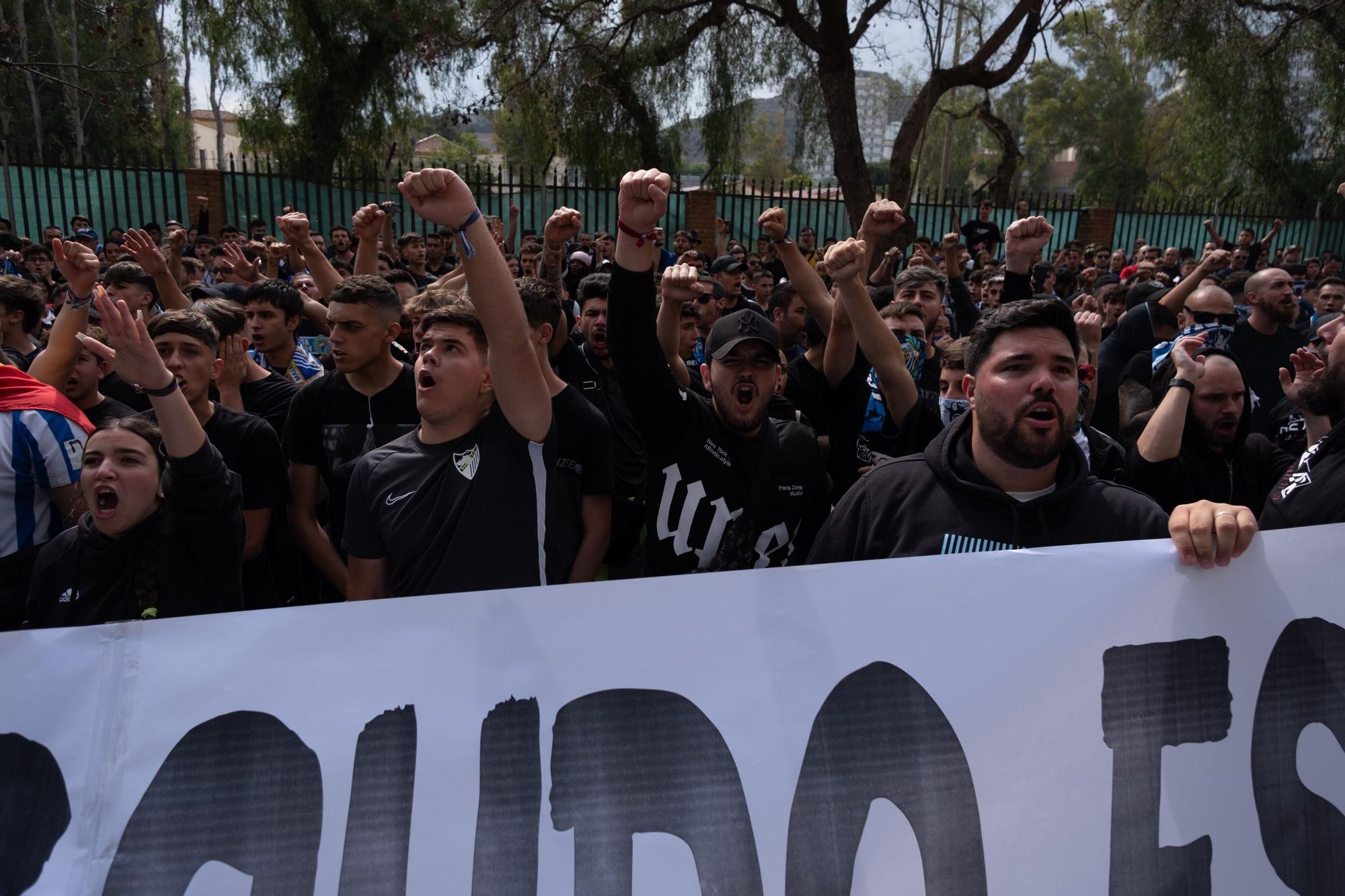 La protesta de la afición antes del Málaga CF - UD Ibiza, en imágenes