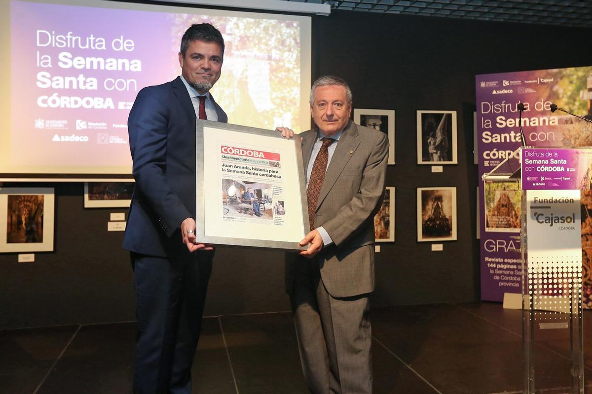 El director de Diario CÓRDOBA, Rafael Romero, entrega a Juan Aranda Doncel una portada como reconocimiento.