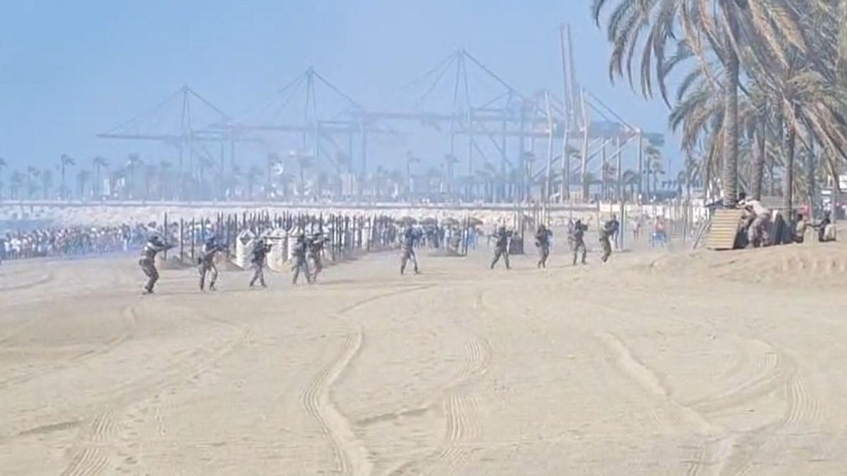 Un momento del simulacro de desembarco realizado en La Malagueta.