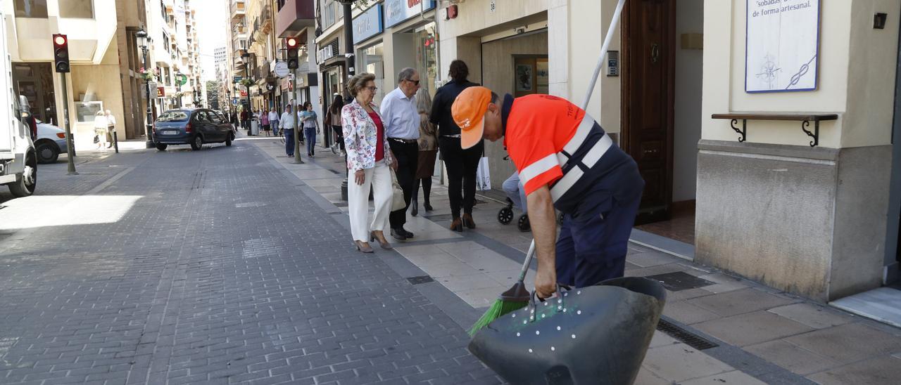 Un trabajador del servicio de limpieza viaria de Castelló, en una imagen de archivo.