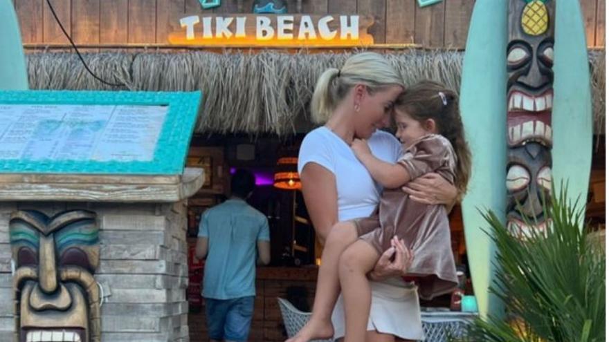 Peggy Jerofke mit ihrer Tochter vor dem Tiki Beach in Cala Ratjada.