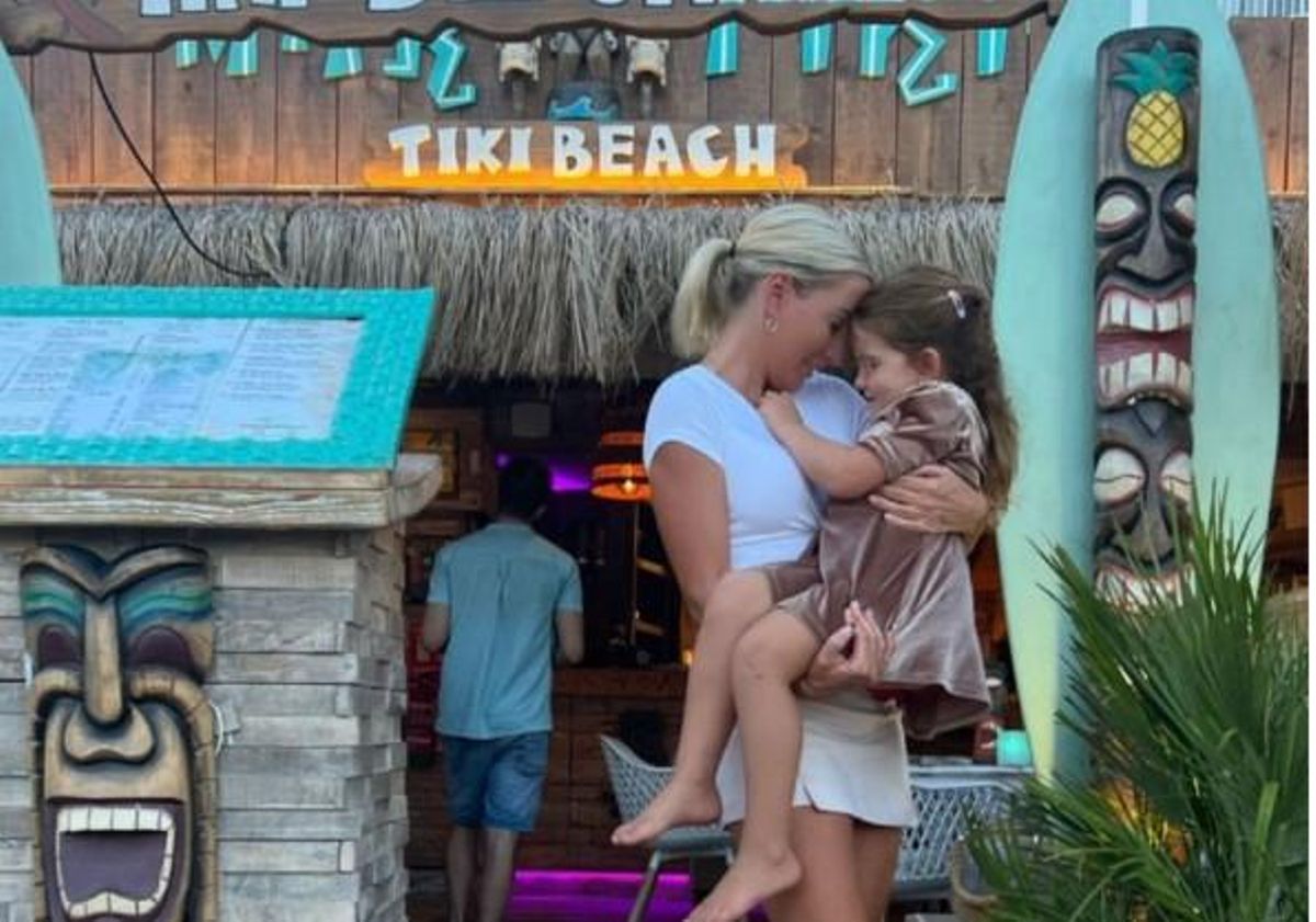 Peggy Jerofke mit ihrer Tochter vor dem Tiki Beach in Cala Ratjada.
