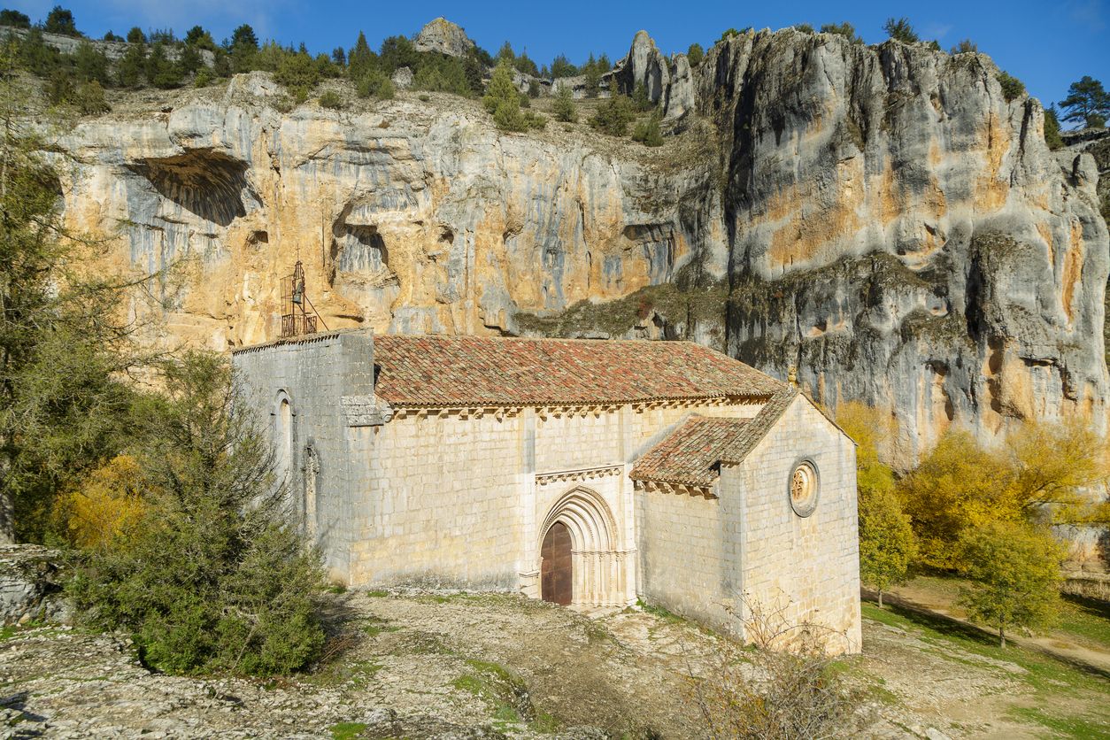 Entre Burgos y Soria se encuentra el parque natural del cañón del río Lobos.