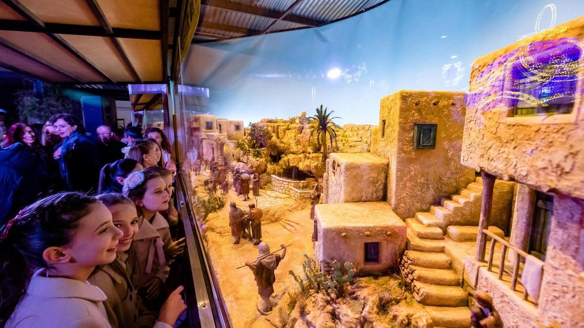 La Bellea del Foc infantil y sus damas de honor, durante la presentación del Belén de la Montañeta.