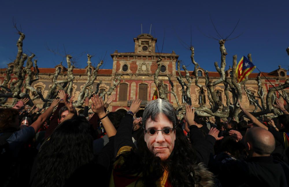 Son muchos los manifestantes que llevan una careta con el rostro de Carles Puigdemont.