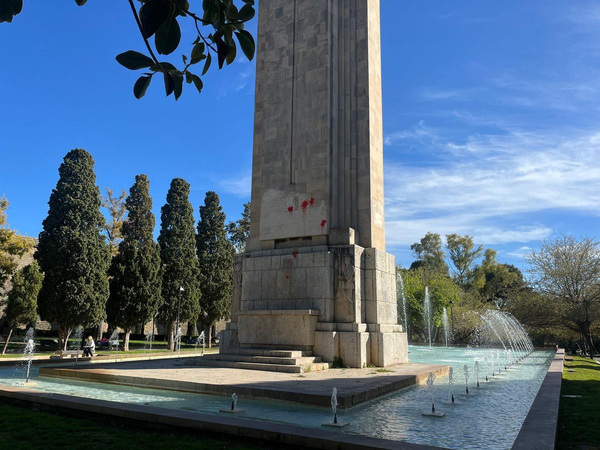 Vandalizan con pintura roja el monolito de sa Feixina