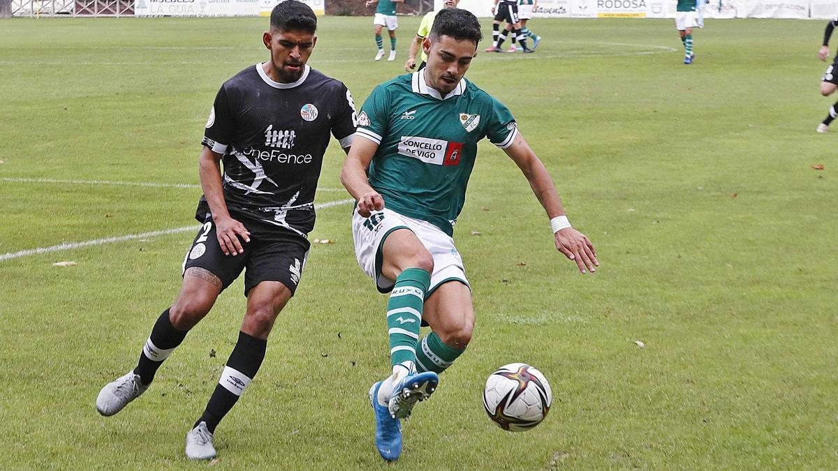 Garci, del Coruxo, intenta controlar el balón ante la presión del salmantino Luis Armando, en el partido de ayer. // PABLO HERNÁNDEZ