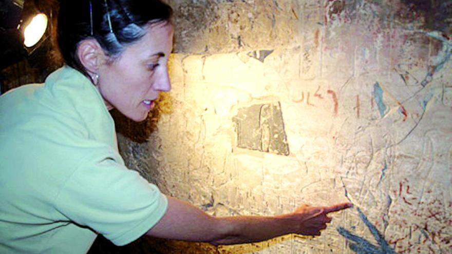 La viguesa Nieves López muestra algunos de los jeroglíficos que ha hallado en la tumba de Luxor.