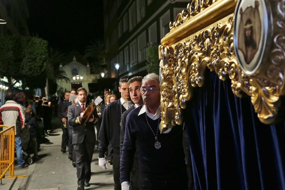 Algunas de las imágenes decanas de la Semana Santa se acercaron al mar y los paseos en Martes Santo