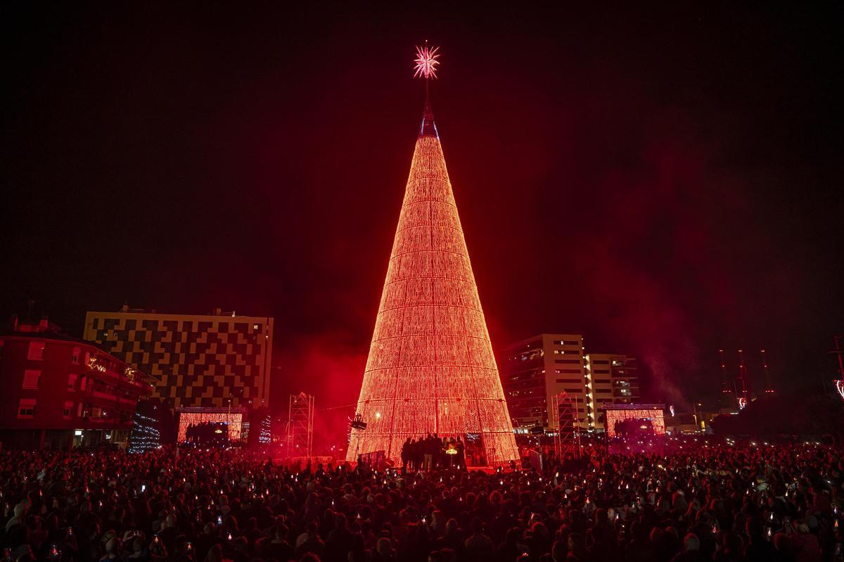 El superárbol de Navidad de Badalona. Badalona ha encendido ya las más de 82.000 luces píxel que componen su tan mediático ‘superárbol’ de Navidad.