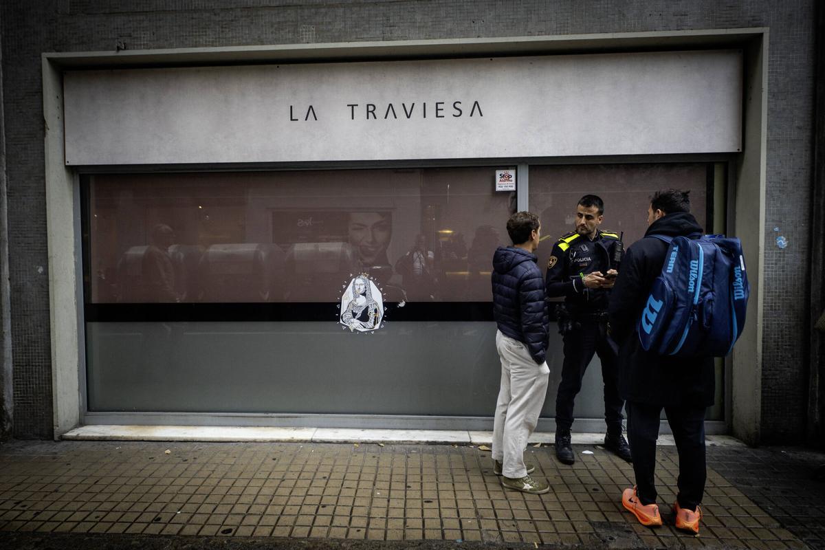 Barcelona vuelve a precintar el bar de Tuset donde Piqué y Clara Chía se conocieron. Imágenes de este 5 de noviembre de 2025.