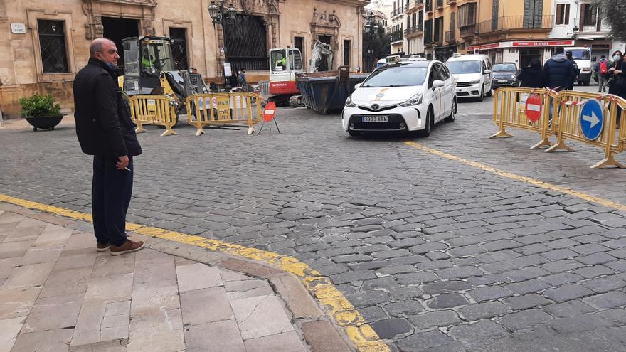 El arreglo de los adoquines desvía el tráfico en la plaza de Cort