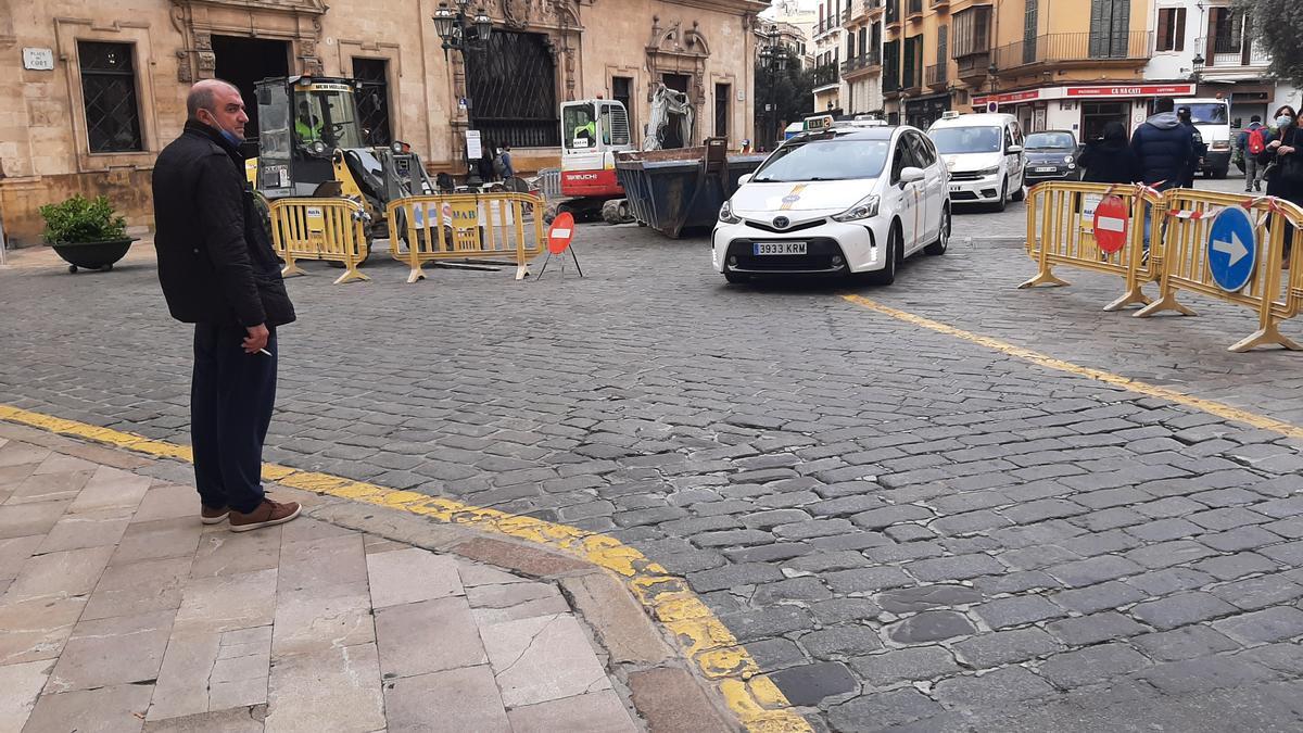 El tráfico de la plaza de Cort ha sido desviado esta mañana debido a la reparación del pavimento de adoquines.