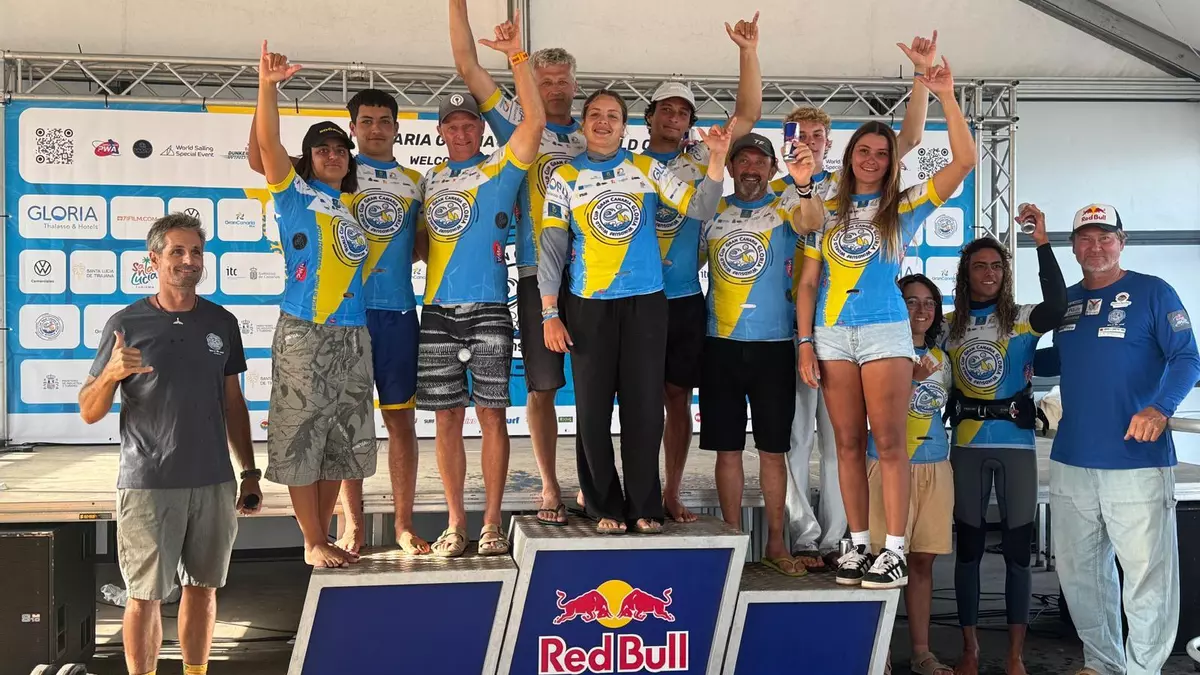 Juventud y veteranía elevan el espectáculo del windsurf en Pozo Izquierdo