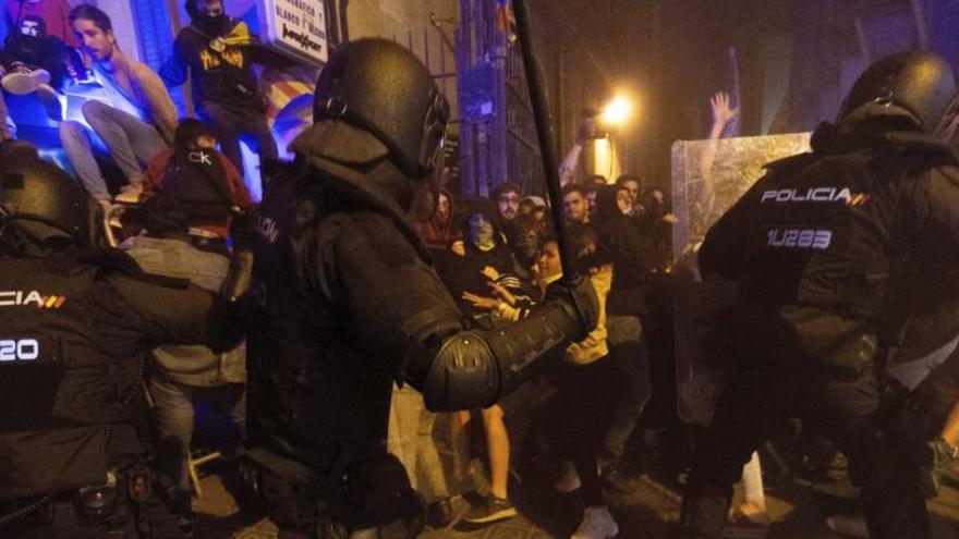 Vídeo: Enfrontaments entre manifestants i policies a Girona