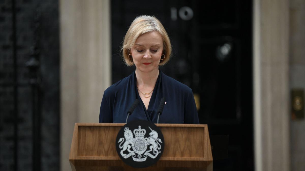 La primera ministra británica, Liz Truss , anuncia su renuncia después de solo seis semanas en el cargo.