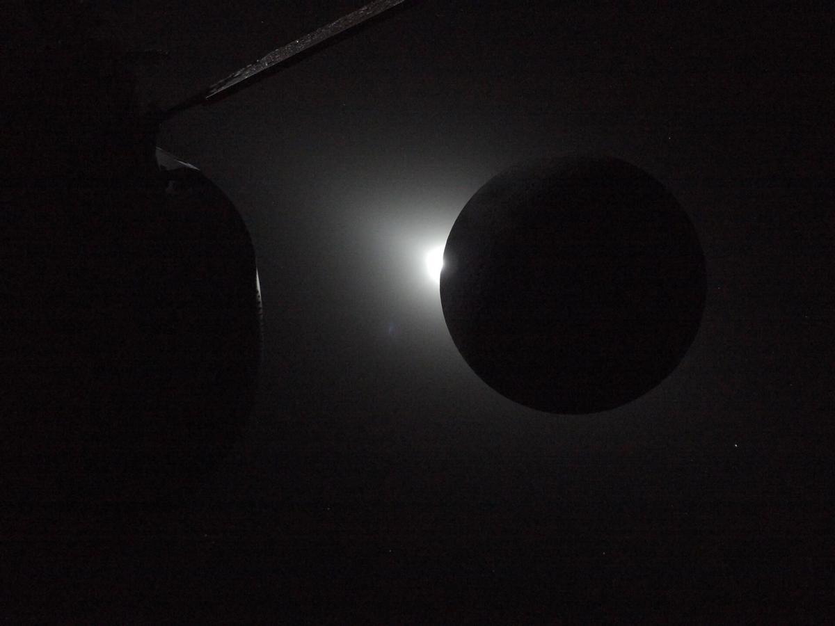 EN IMÁGENES: Las fotos tomadas de la Luna y la Tierra desde la misión Artemis