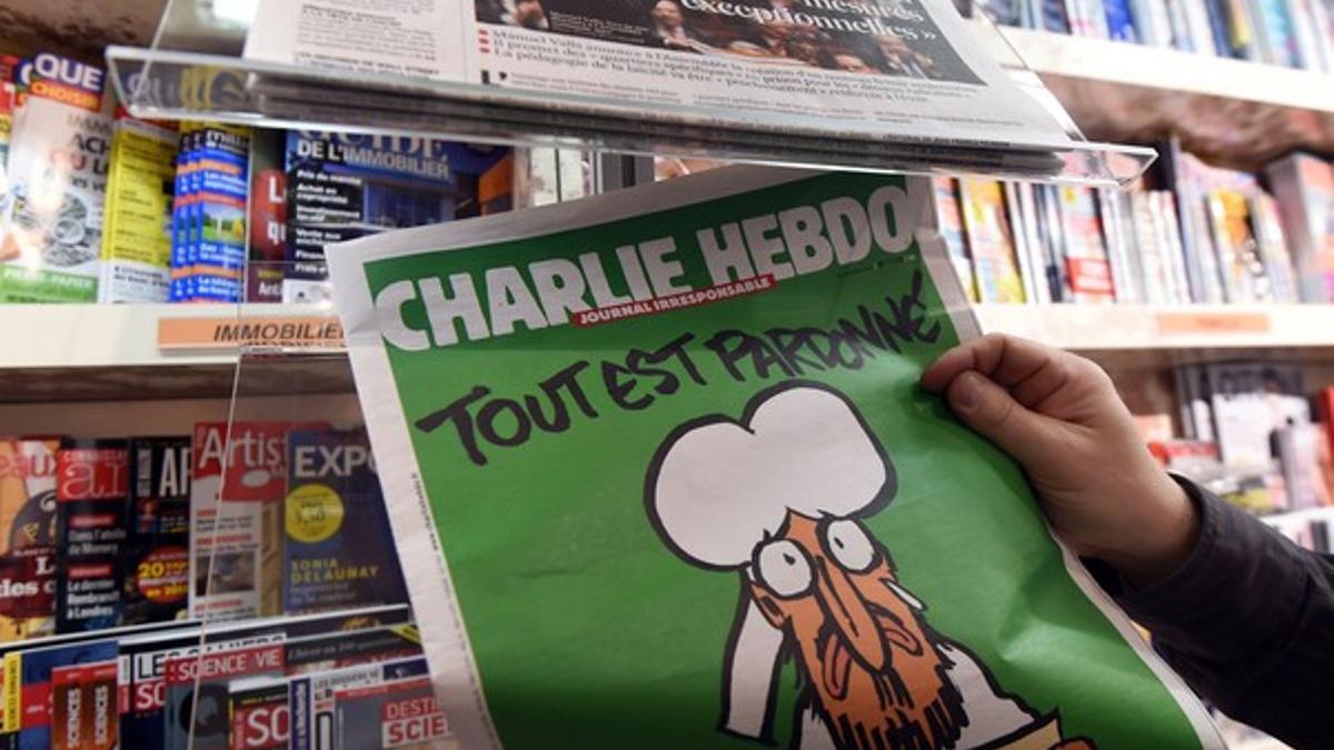 Un hombre mira su ejemplar de 'Charlie Hebdo', frente a un quiosco de Montpellier.