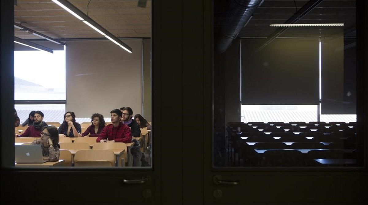 Alumnos de la facultad de Filosofía de la Universitat de Barcelona, durante una clase.