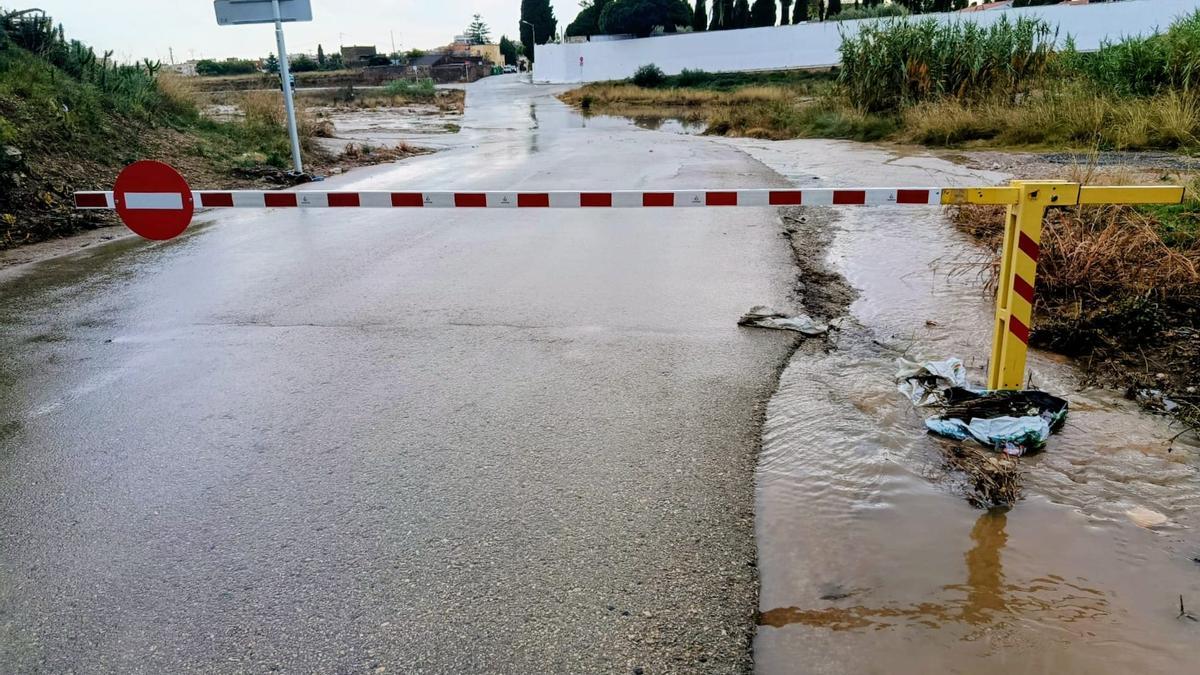 Corte preventivo al tráfico de la rambla de Cervera de Benicarló a la altura del cementerio el lunes.