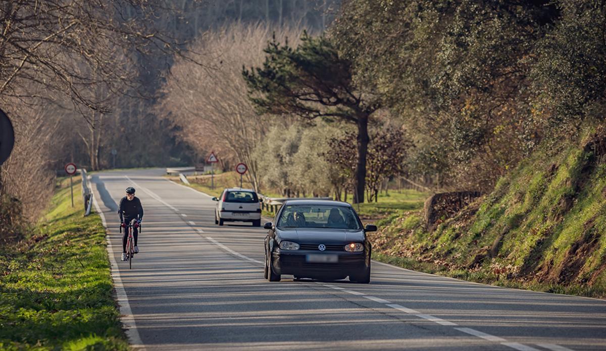 Un ciclista circulant per una carretera C-61
