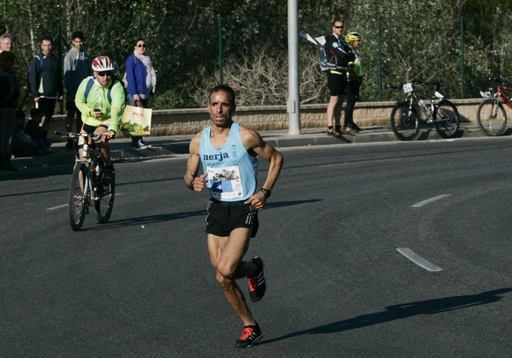 El Mouaziz, del Club Nerja de Atletismo ha vuelto a imponerse en la prueba, que ha alcanzado una participación récord con 7.500 corredores