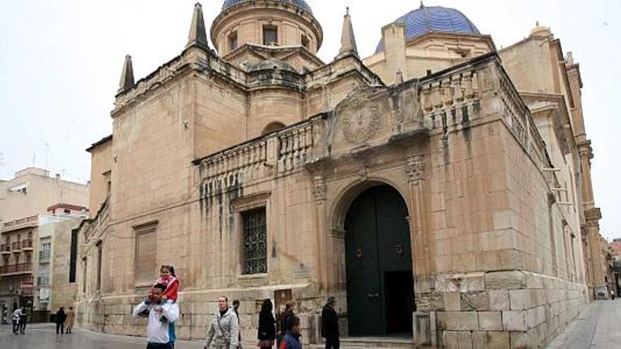 La Portada del Santísimo y las cornisas, remates y balaustradas de la fachada este y la Capilla de la Comunión son las zonas prioritarias para restaurar.